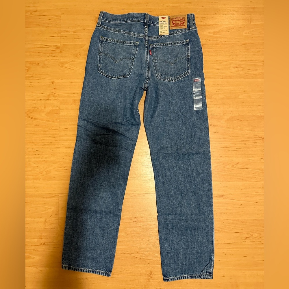 Mid rise straight leg Levi’s jeans
